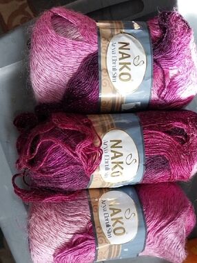 NAKO Gradient Pink-Magenta Yarn Bundle